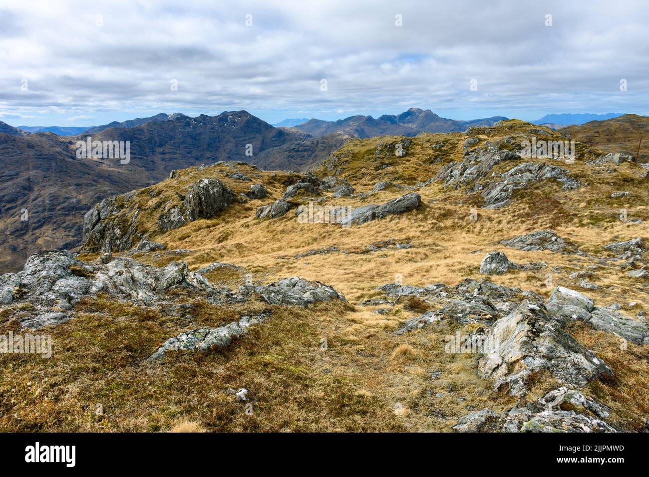 I picchi di Knoydart dalla cima di Sgurr A' Chlaidheimh (841m), Glen Garry, Highland Region, Scotland, UK. Foto Stock