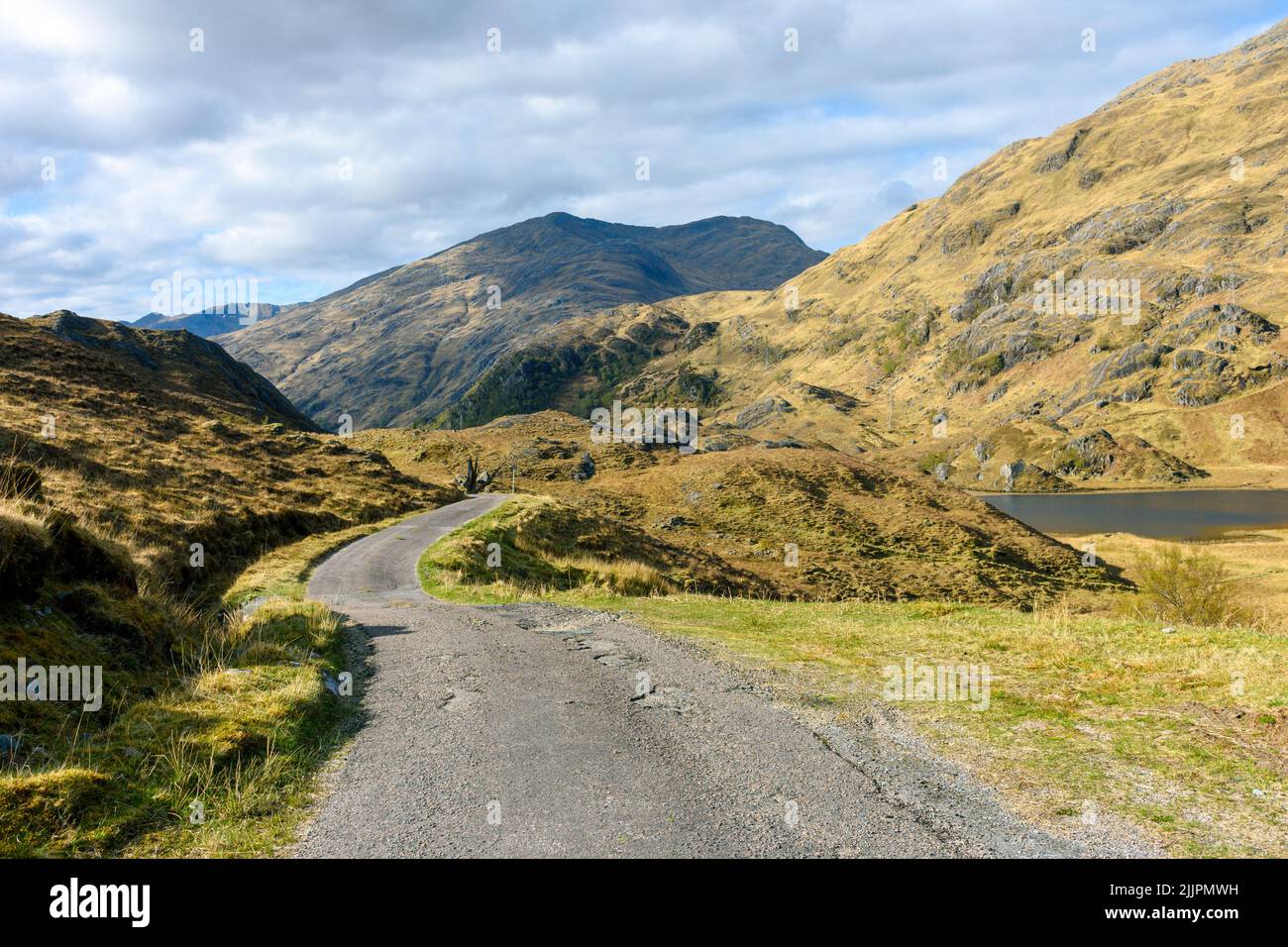 Buidhe Bheinn dalla strada a binario singolo da Glen Garry, vicino a Loch an Doire Duibh, sopra Kinloch Hourn, Highland Region, Scotland, UK. Foto Stock