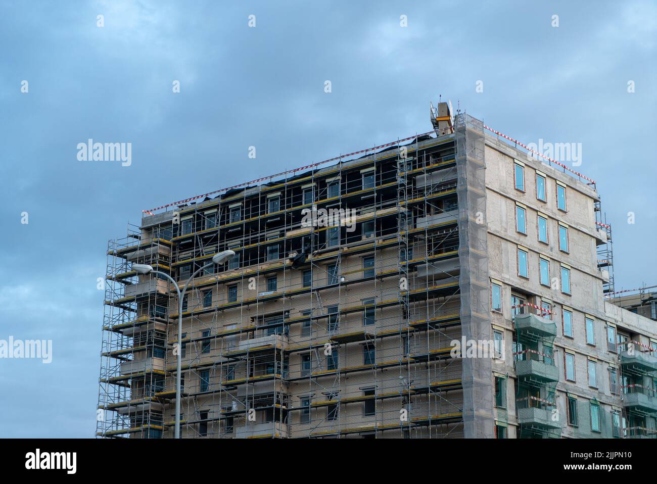 Un edificio residenziale incompiuto sotto il cielo nuvoloso di Lisbona, Portogallo Foto Stock