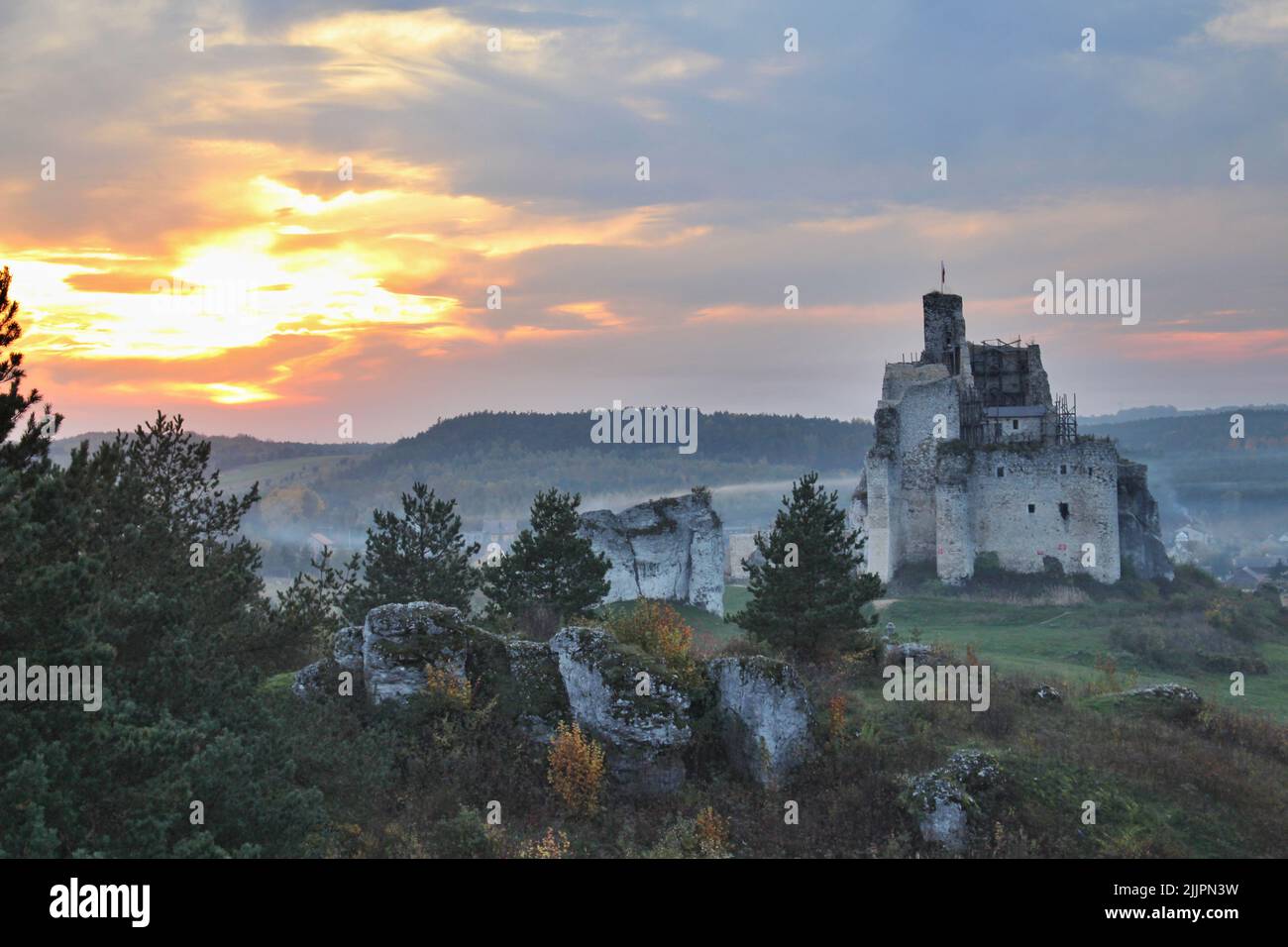 Le rovine dell'antico castello storico di Mirow in Polonia al tramonto Foto Stock