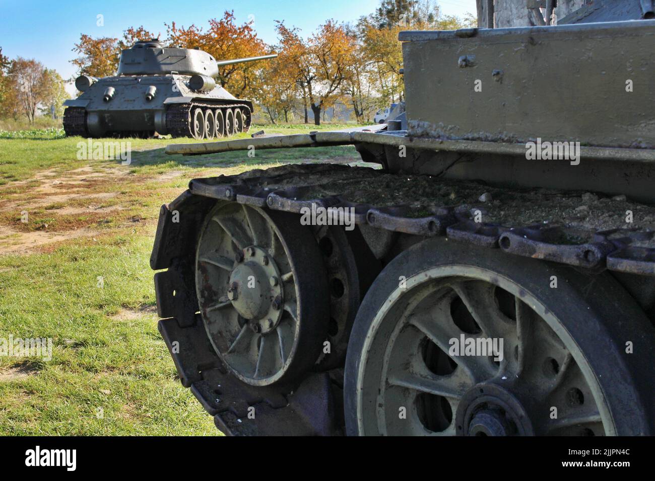 Primo piano della ruota dentata di metallo di un carro armato di guerra in mostra all'aperto in un museo a Ostrawa, Repubblica Ceca Foto Stock