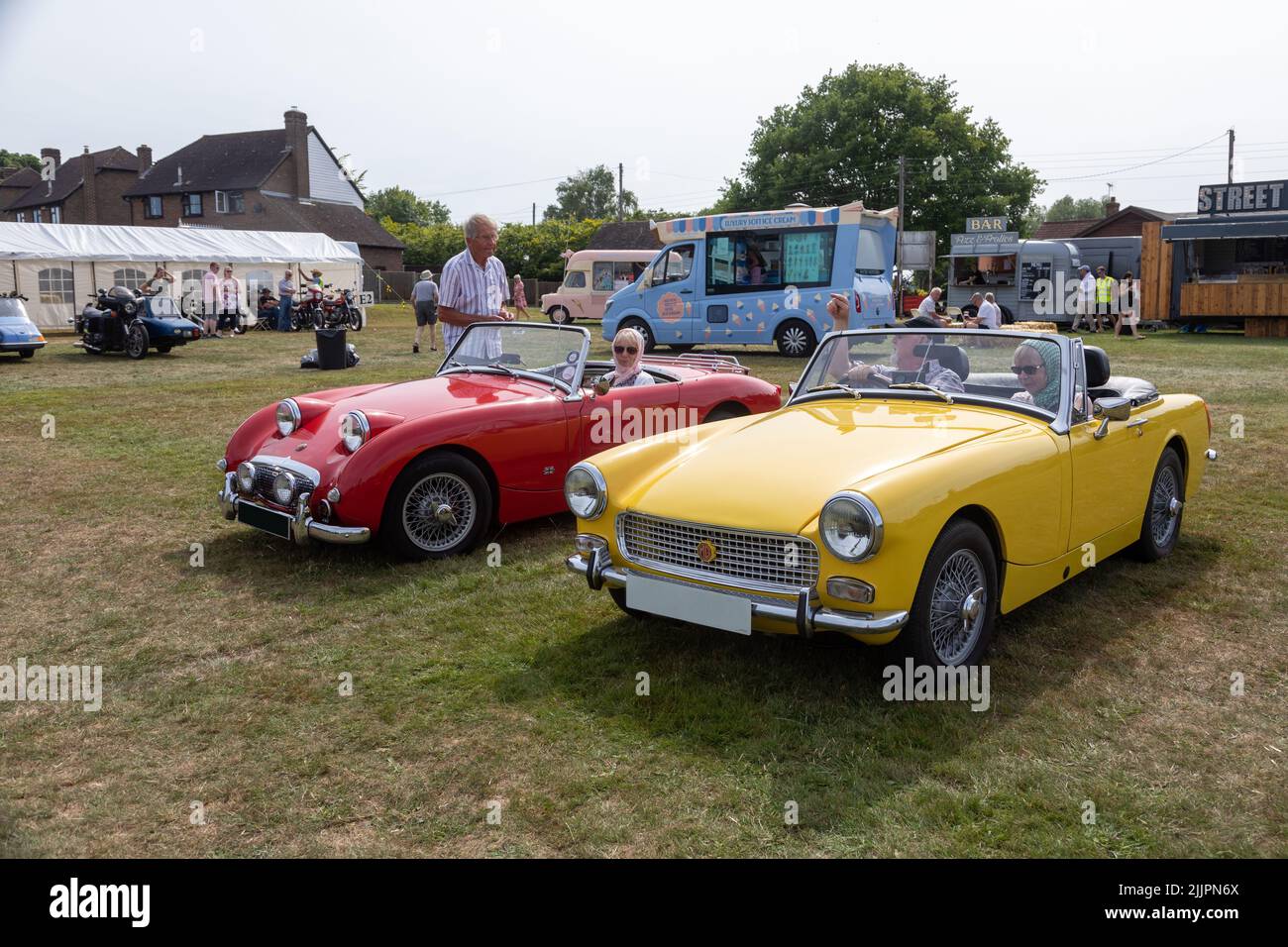 Un MG Midget e un Austin Healey Frog Eyed Sprite presso Appledore Classic CAR ShowKent Foto Stock