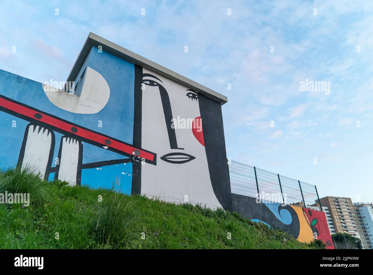 Un graffito su un muro di una scuola a Lumiar, Lisbona Foto Stock