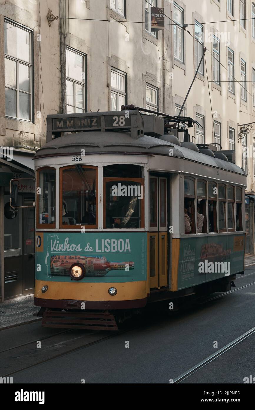 Una foto di tram giallo e blu in Portogallo Foto Stock