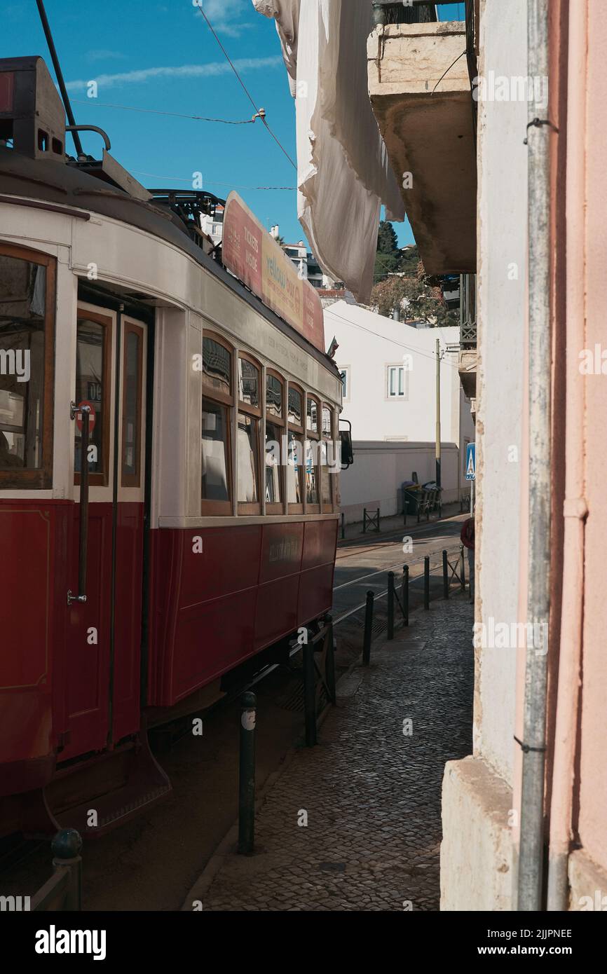 Una foto del tram rosso in Portogallo Foto Stock