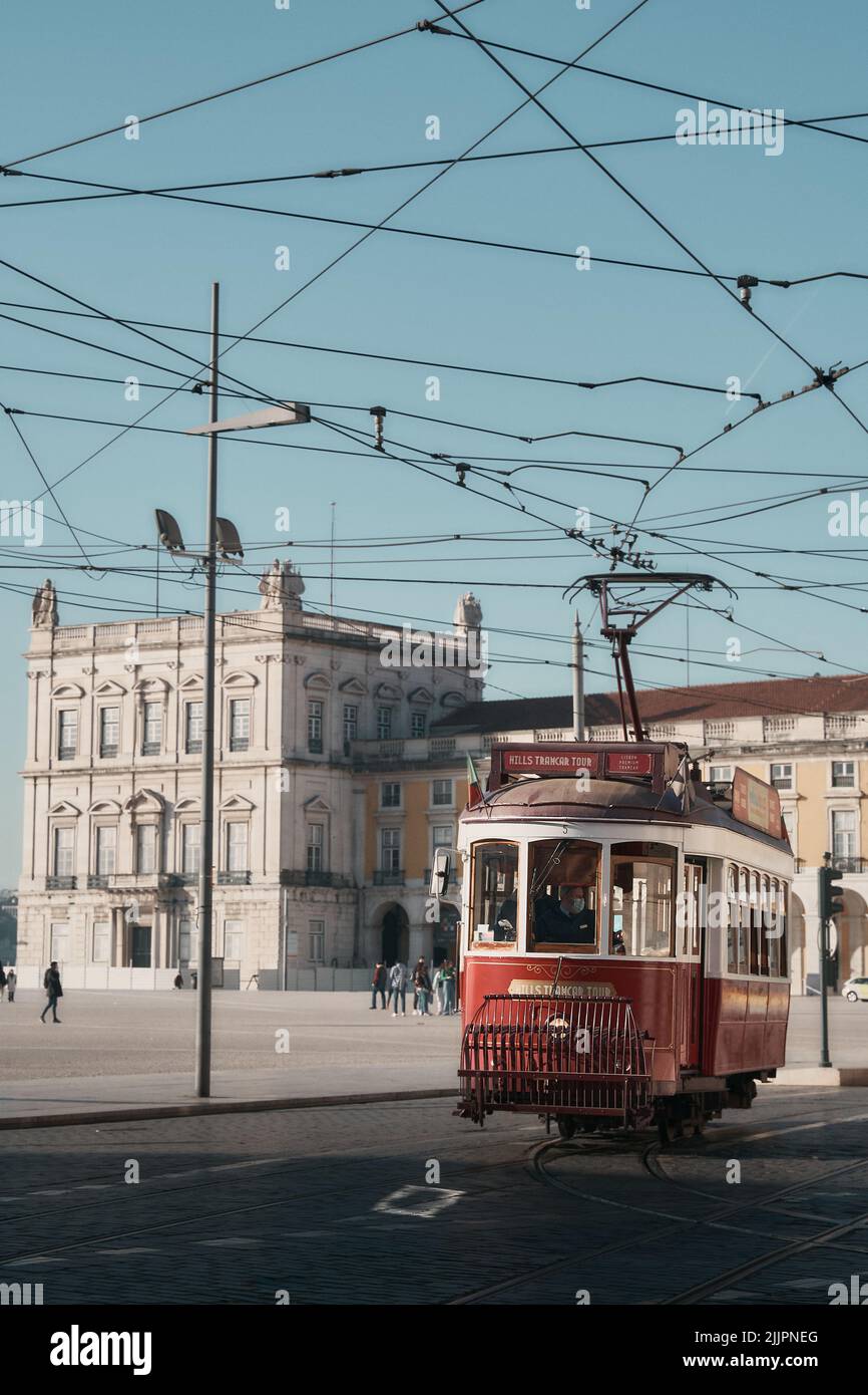 Una foto del tram rosso in Portogallo Foto Stock