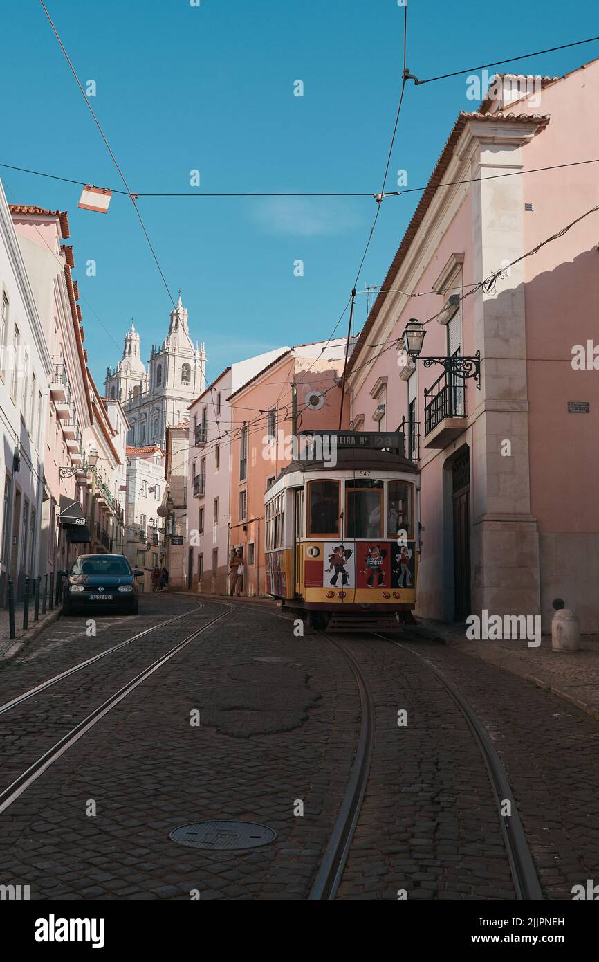 Una foto del tram rosso in Portogallo Foto Stock