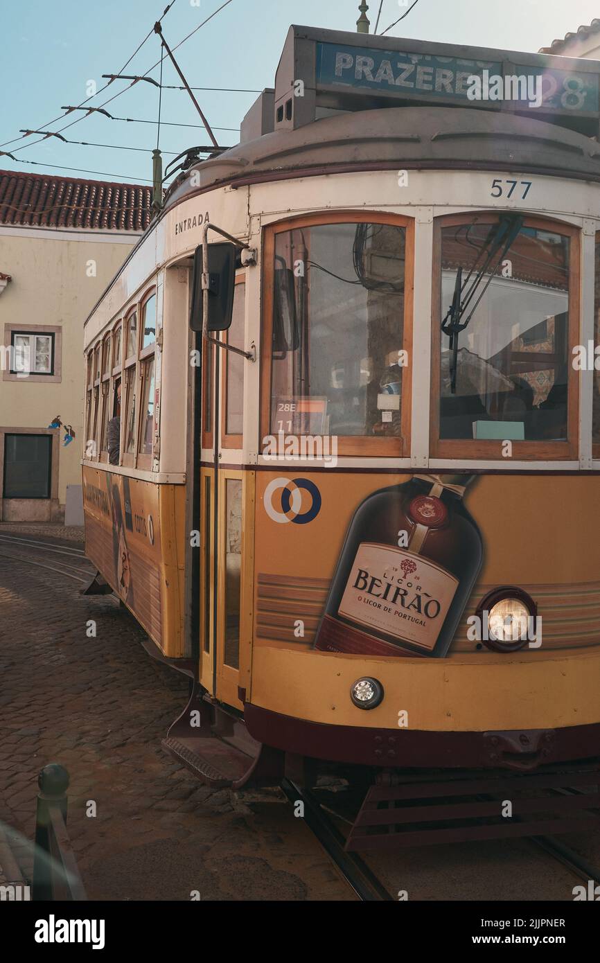 Una foto di tram giallo in Portogallo Foto Stock