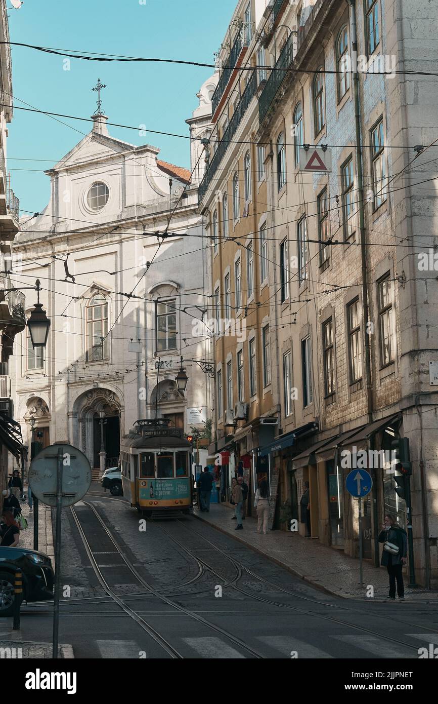 Una foto di tram giallo in Portogallo Foto Stock