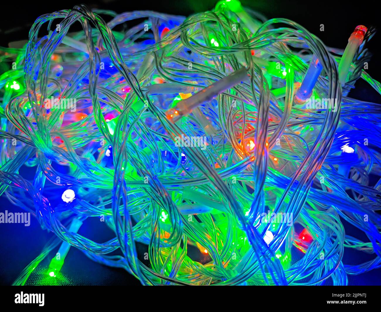 Un primo piano di un mucchio avvolto di luci al neon Foto Stock