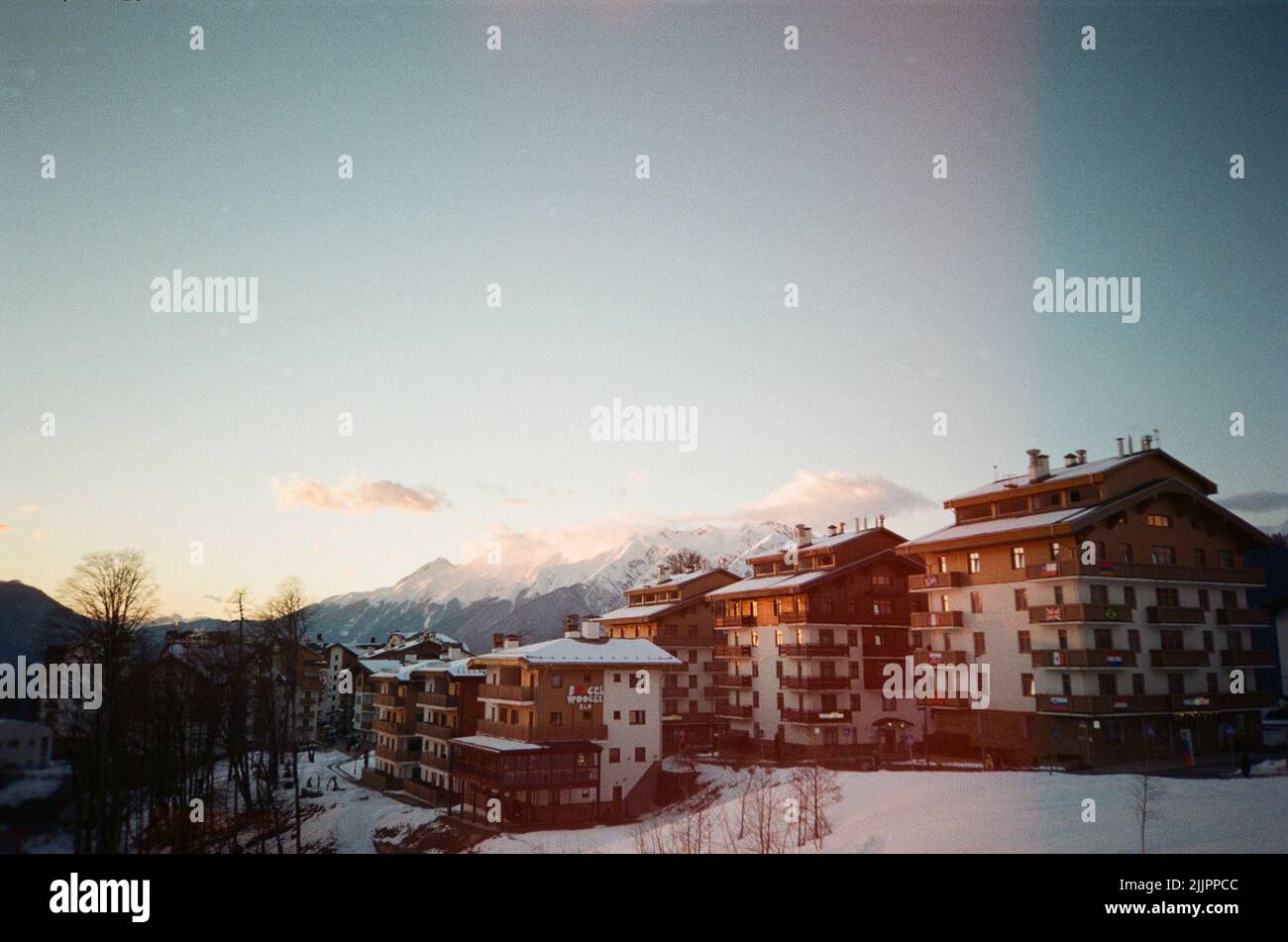 Una vista laterale del villaggio olimpico in Russia Sochi con montagne e alberi effetto luce vintage Foto Stock