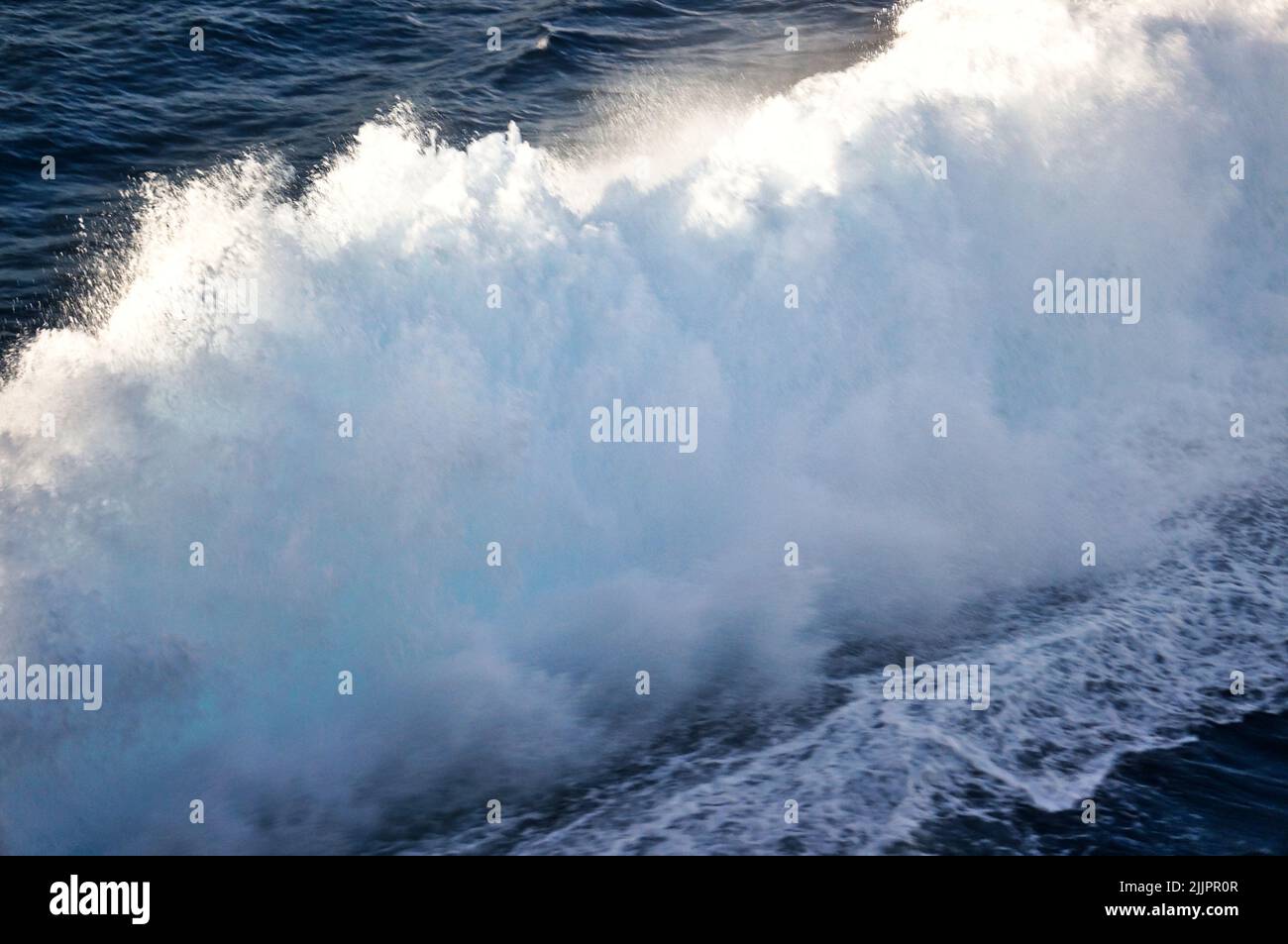 Una bella vista di schiume di mare dietro la nave Foto Stock