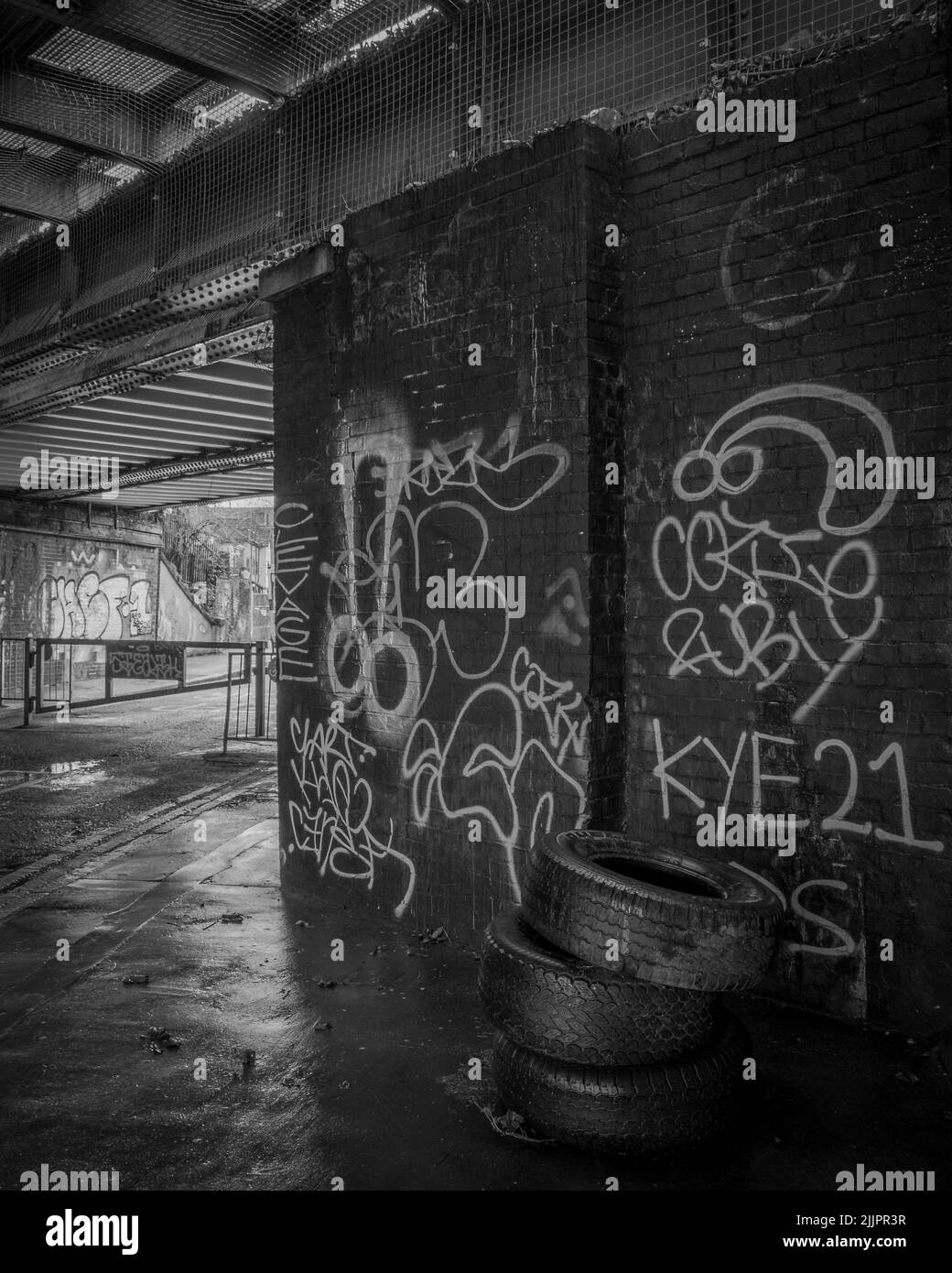 Un graffiti e un fly-ribaltabile che mostrano il decadimento urbano durante il blocco Foto Stock