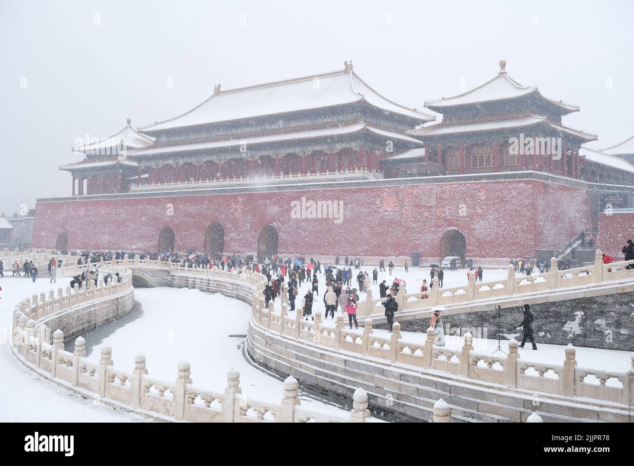 Turisti che visitano la Città Proibita in neve pesante, Pechino, Cina. Foto Stock