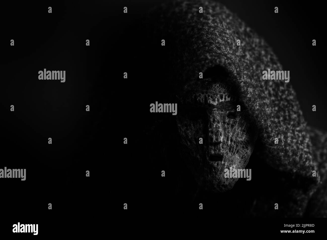 Ritratto di un deamon in una maschera scura su sfondo nero con spazio di copia Foto Stock