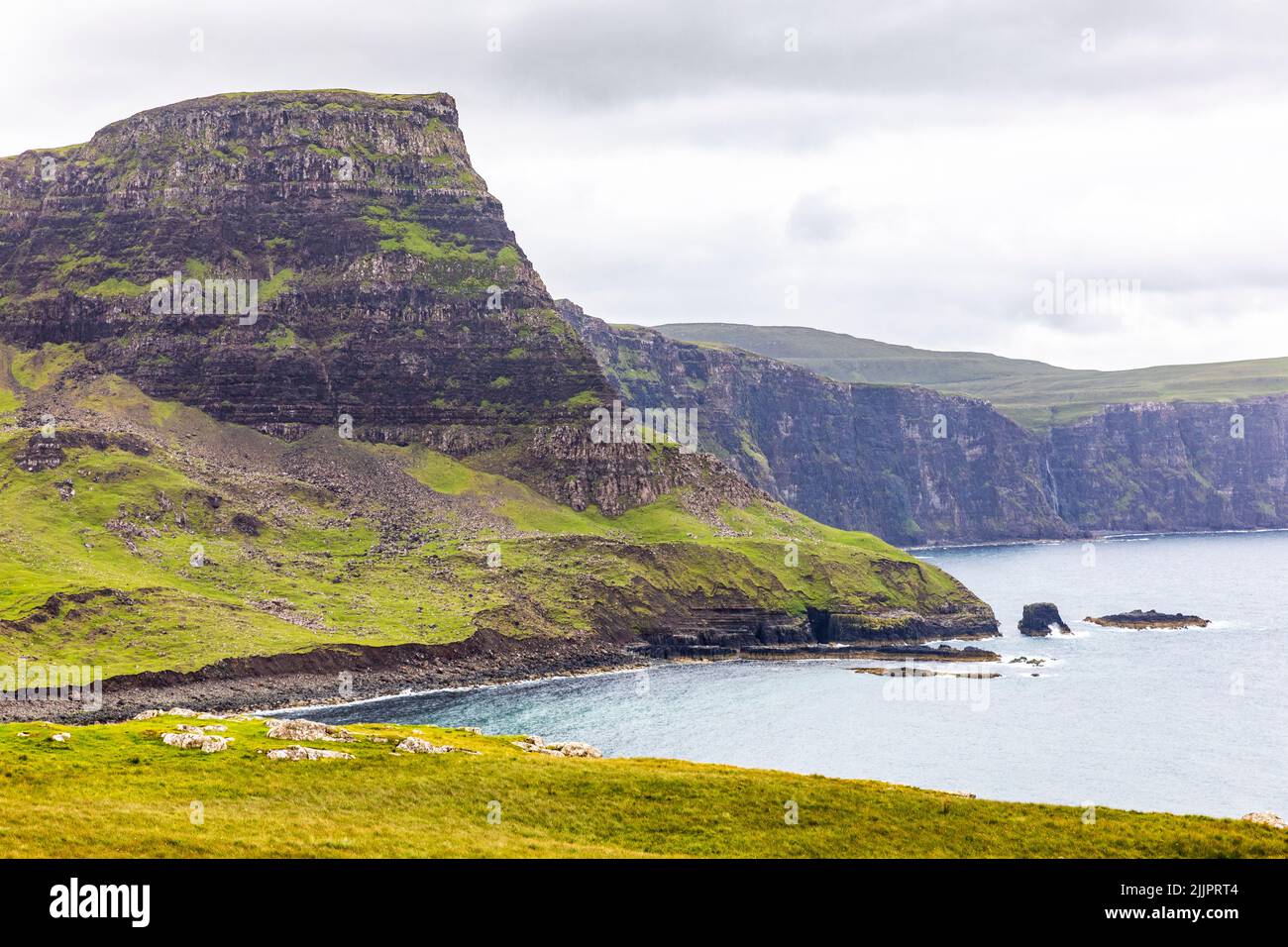 Waterstein Head e Moonen Bay nell'area di Glendale sull'isola di Skye, Scozia, Regno Unito nell'estate 2022 Foto Stock