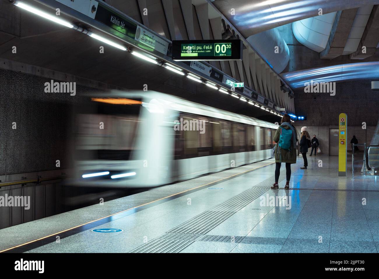 una foto della metropolitana sulla stazione in movimento Foto Stock