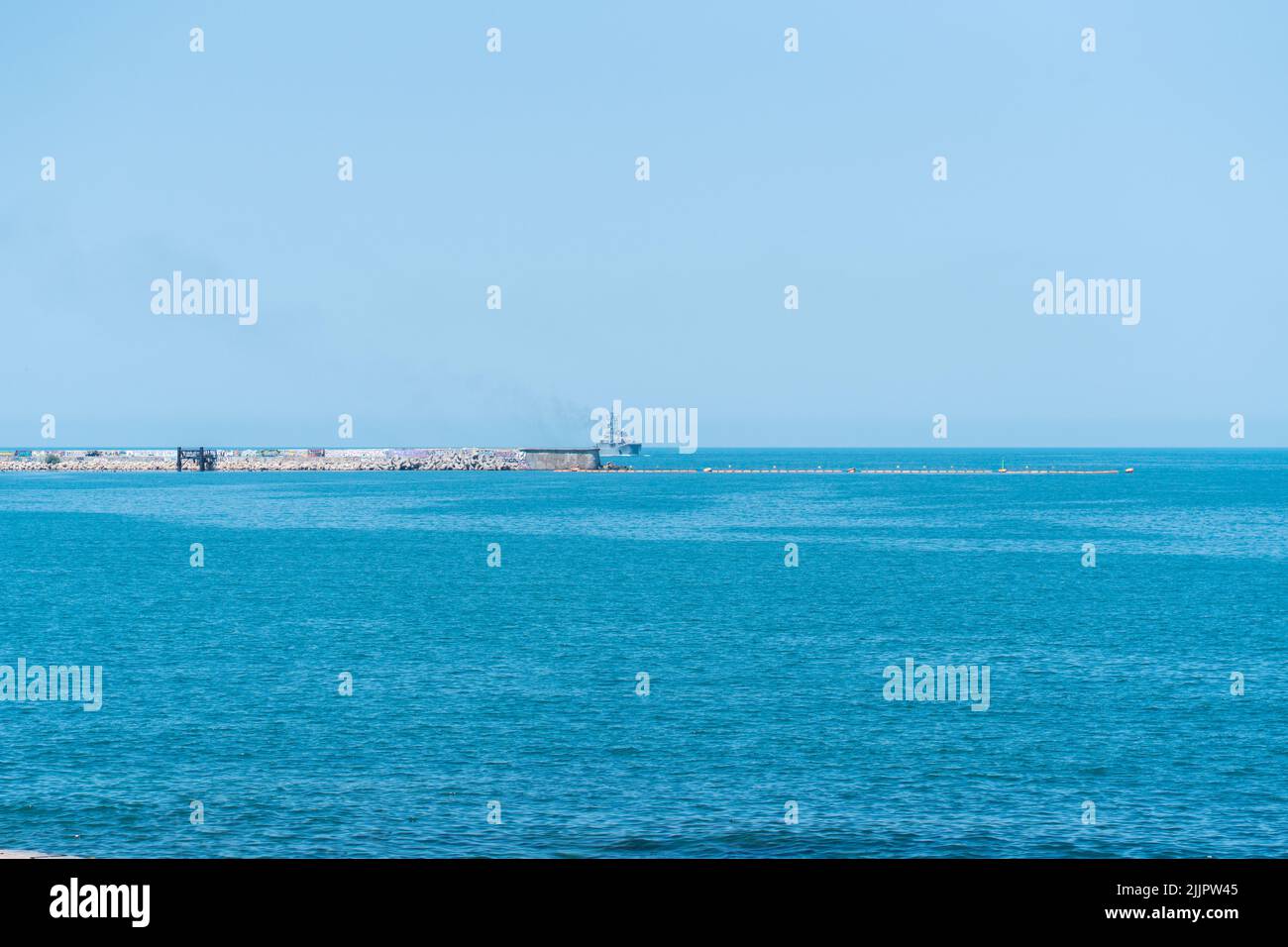 Gruppo russo militare sevastopol russia Navy giorno cielo vela prove, da nave d'acqua per la flotta dalla forza armata, arma di difesa. Acciaio per cacciatorpediniere Foto Stock