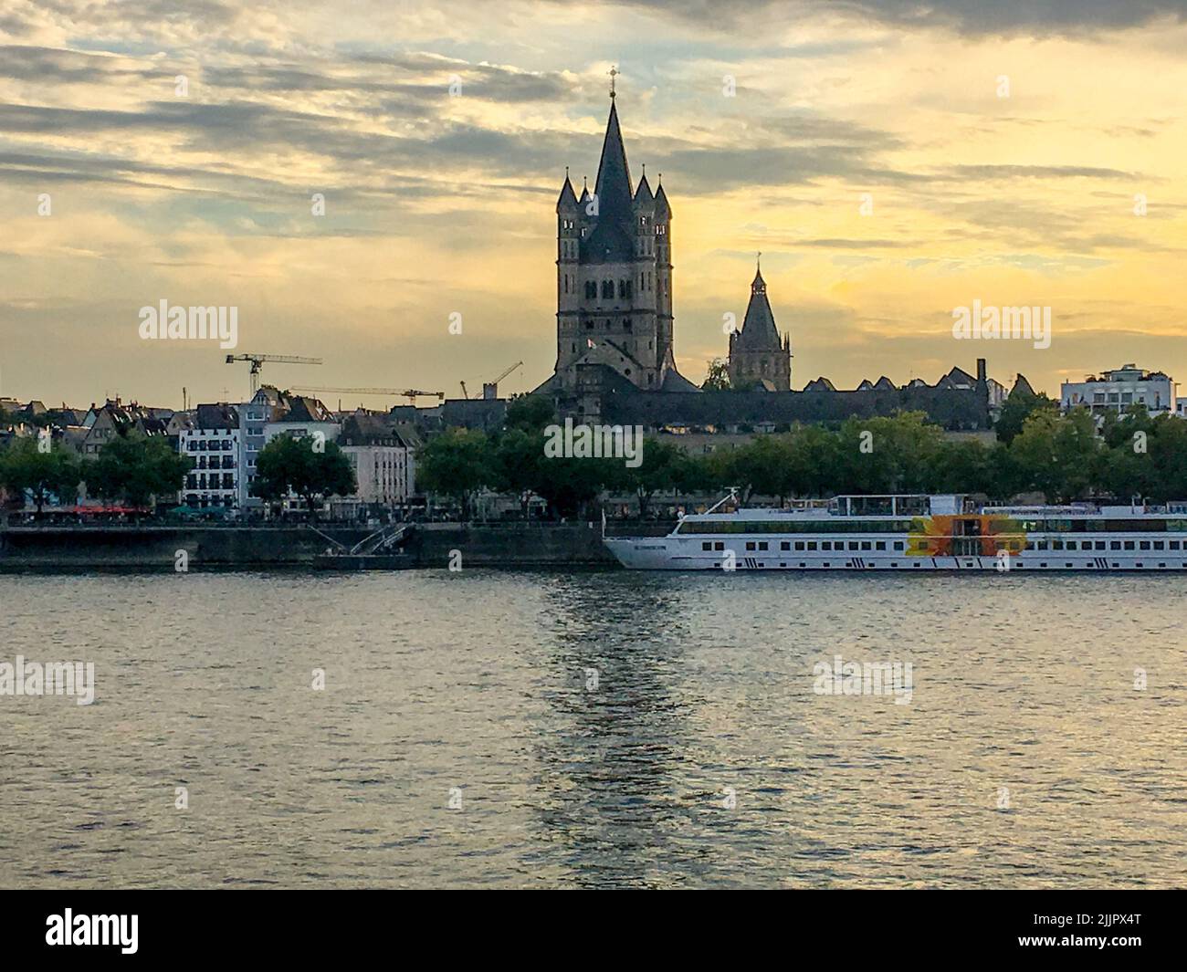 Una vista panoramica della Grande Chiesa di Saint Martin sullo sfondo nuvoloso del cielo al tramonto Foto Stock