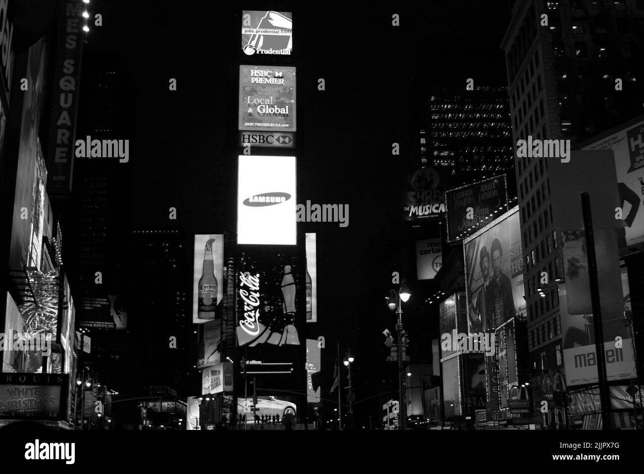 Una bella foto di edifici illuminati di notte a New York City, USA in scala di grigi Foto Stock