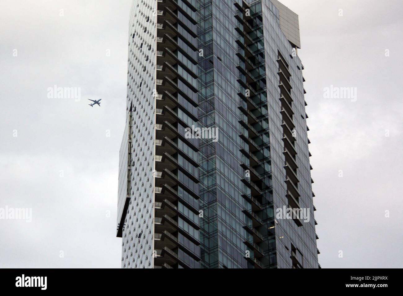 Un aereo volante e un alto edificio nel centro di Vancouver, British Columbia, Canada Foto Stock