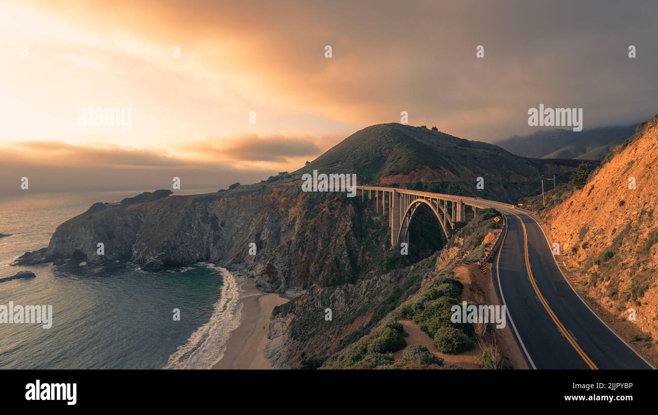 Una vista panoramica della Pacific Coast Highway e del Bixby Creek Bridge in California, USA Foto Stock