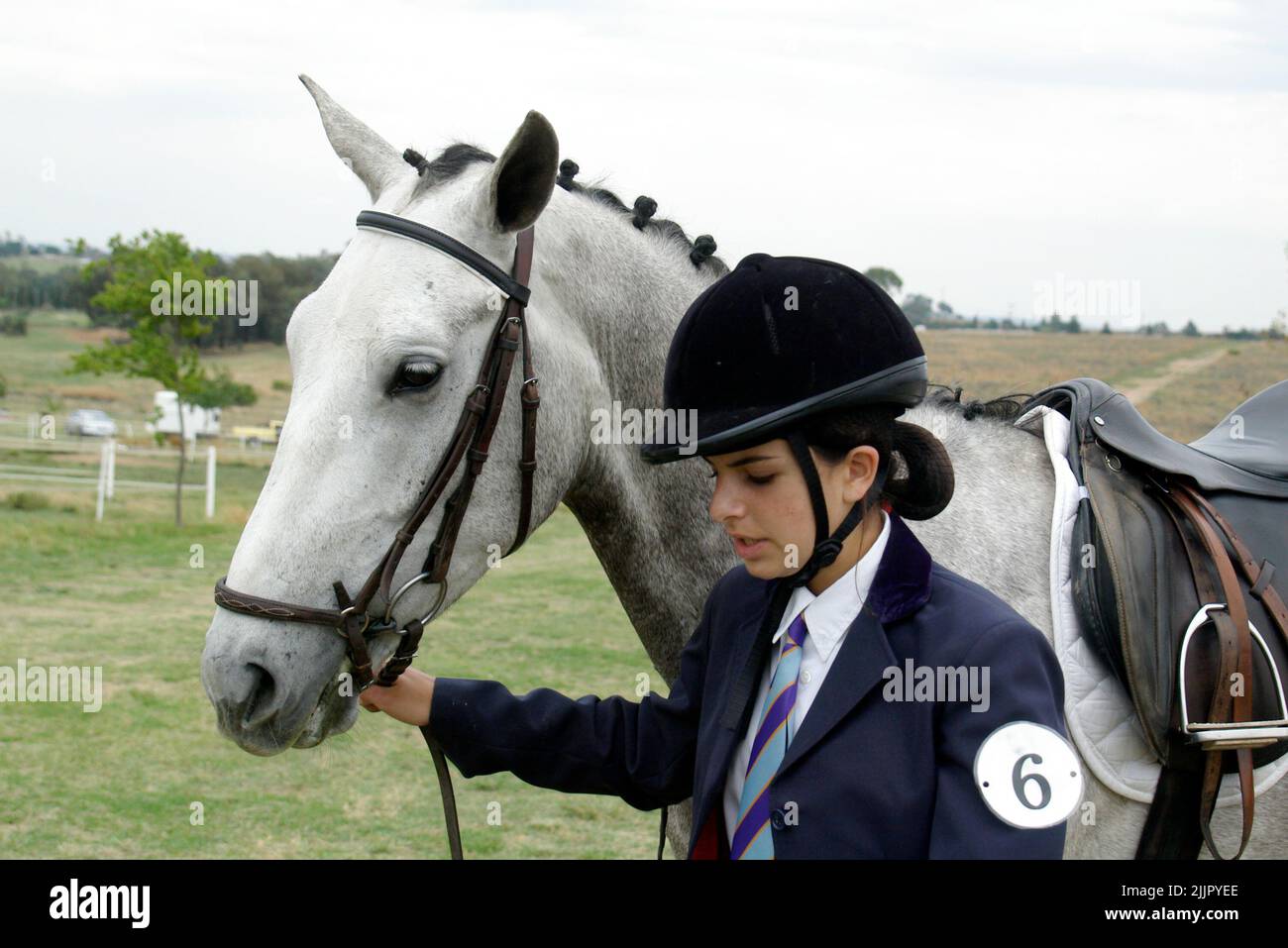 Adolescente ad una gara di salto show con il suo cavallo, Johannesburg, Gauteng, Sudafrica Foto Stock