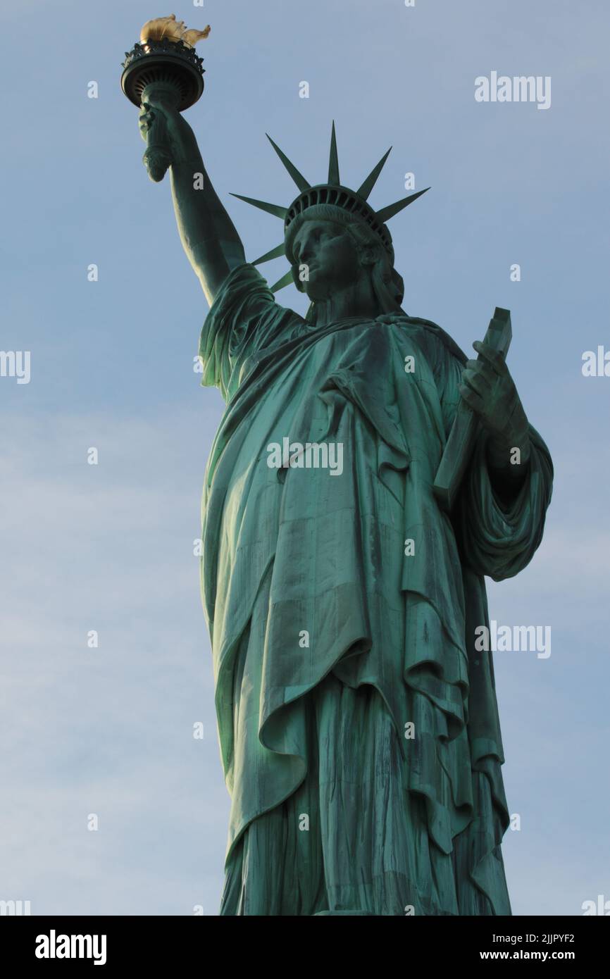 Una foto verticale della fantastica Statua della libertà a New York City, negli Stati Uniti Foto Stock