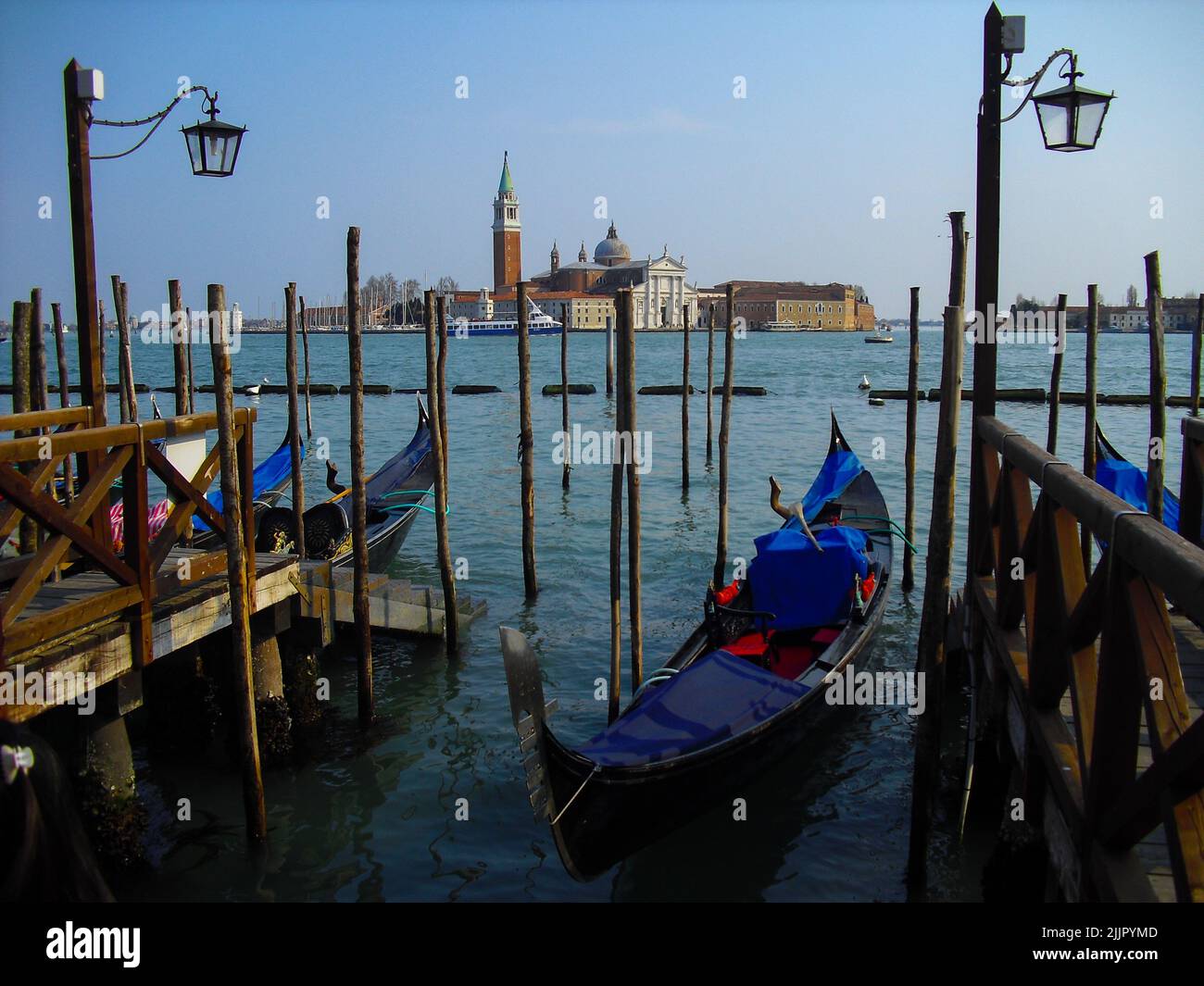 Bella architettura e gondole nella città di Venezia in Italia Foto Stock