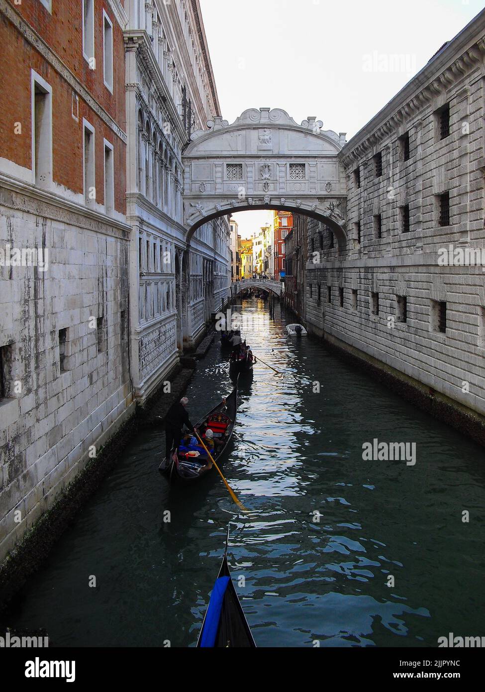 Bella architettura e gondole nella città di Venezia in Italia Foto Stock