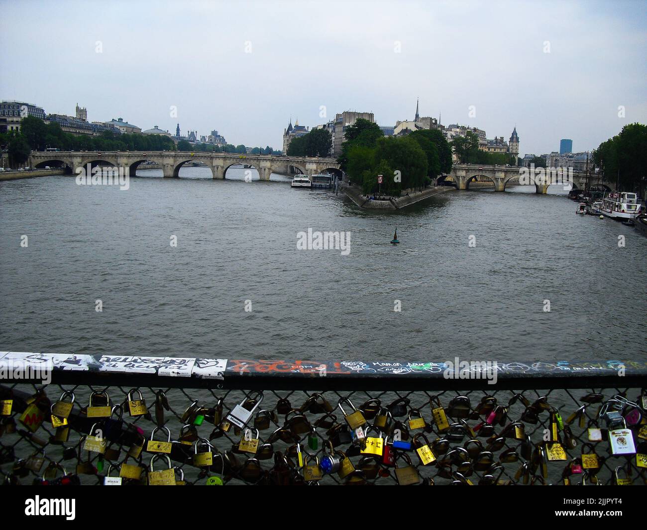 Una bella vista delle serrature d'amore sul ponte Pont des Arts di Parigi Foto Stock