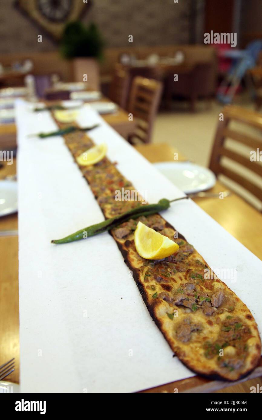 Tradizionale cibo turco 'pane con carne' (turco: Etli Ekmek) sul tavolo del ristorante. Foto Stock