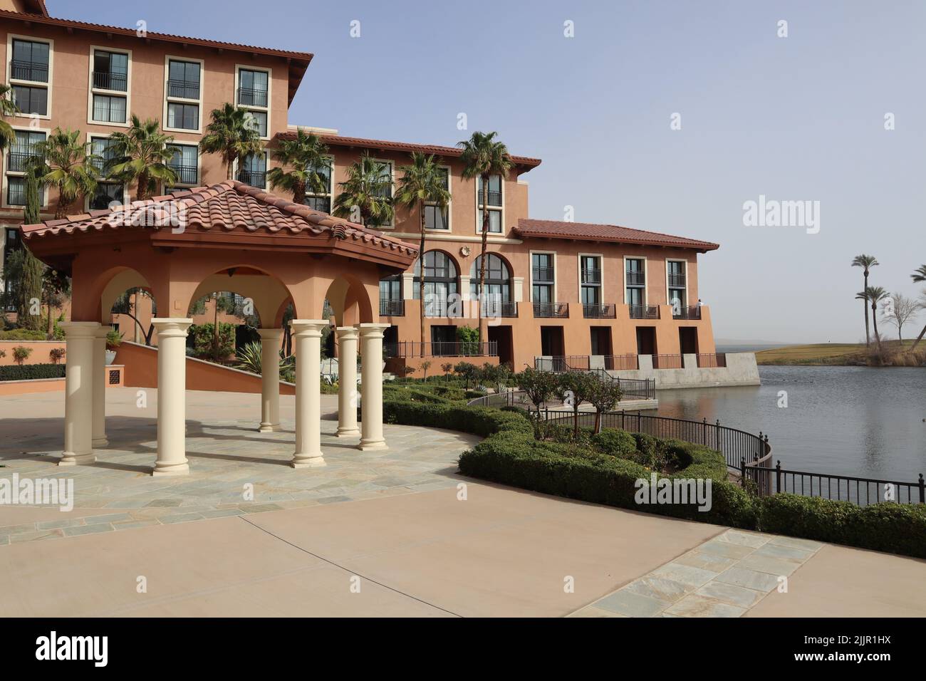 Un paesaggio con una rotonda su un ampio patio in un resort sul Lago di Las Vegas, Nevada Foto Stock