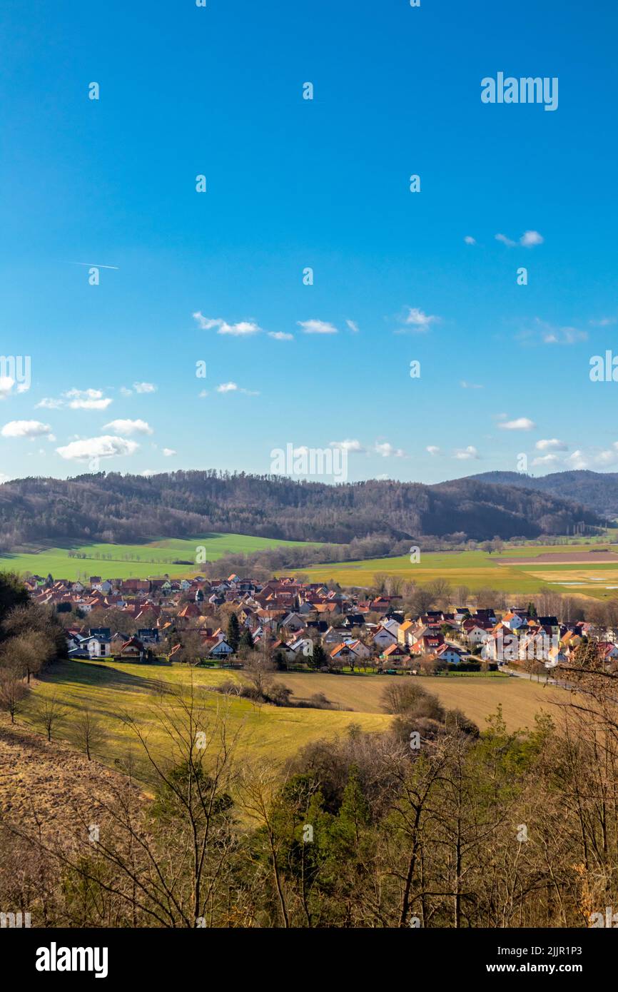 Un colpo verticale di prati e architettura nella valle di Werra, Lauchroeden, Germania Foto Stock