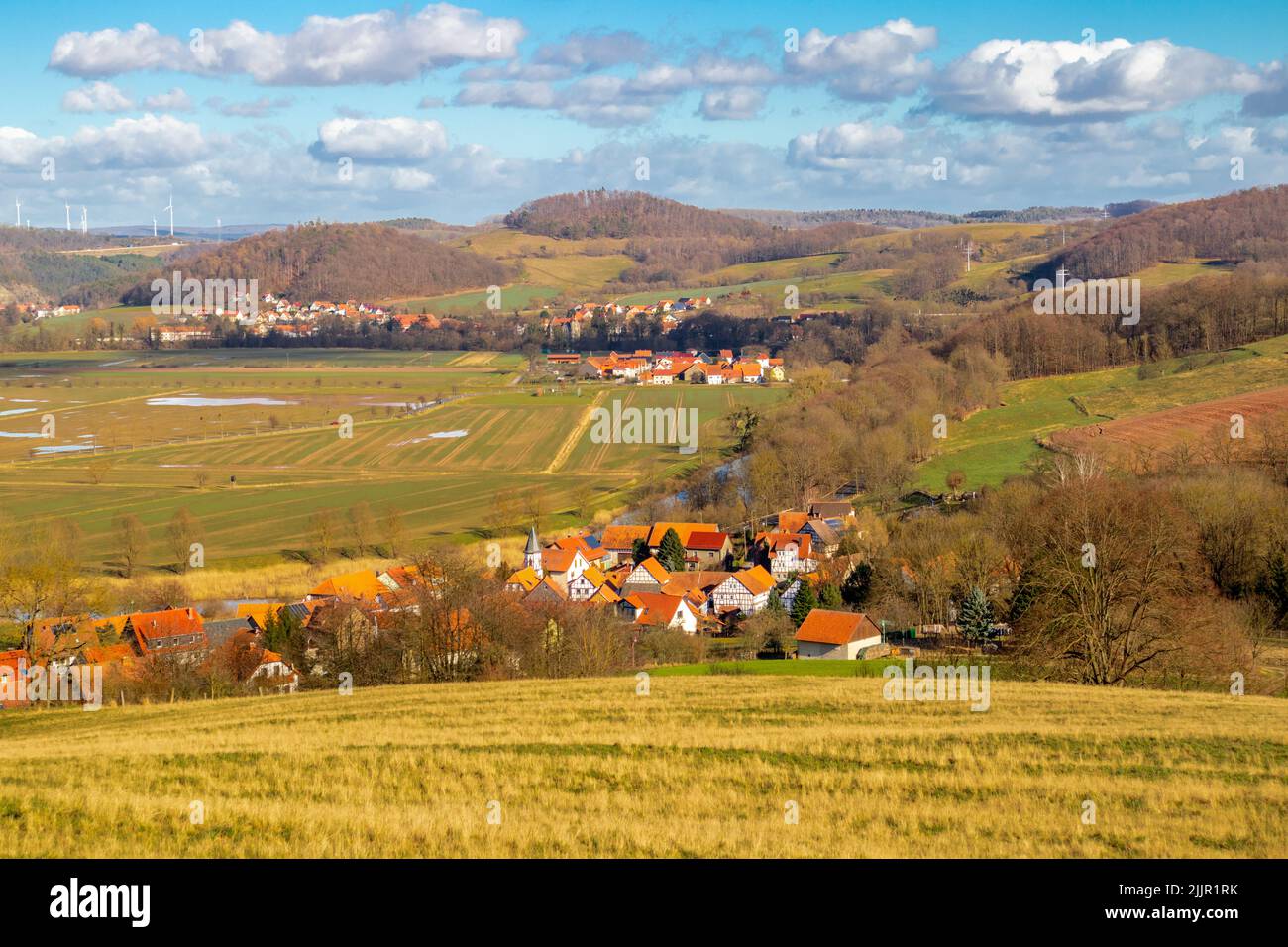 Un bellissimo paesaggio con prati e architettura nella valle di Werra, Lauchroeden, Germania Foto Stock