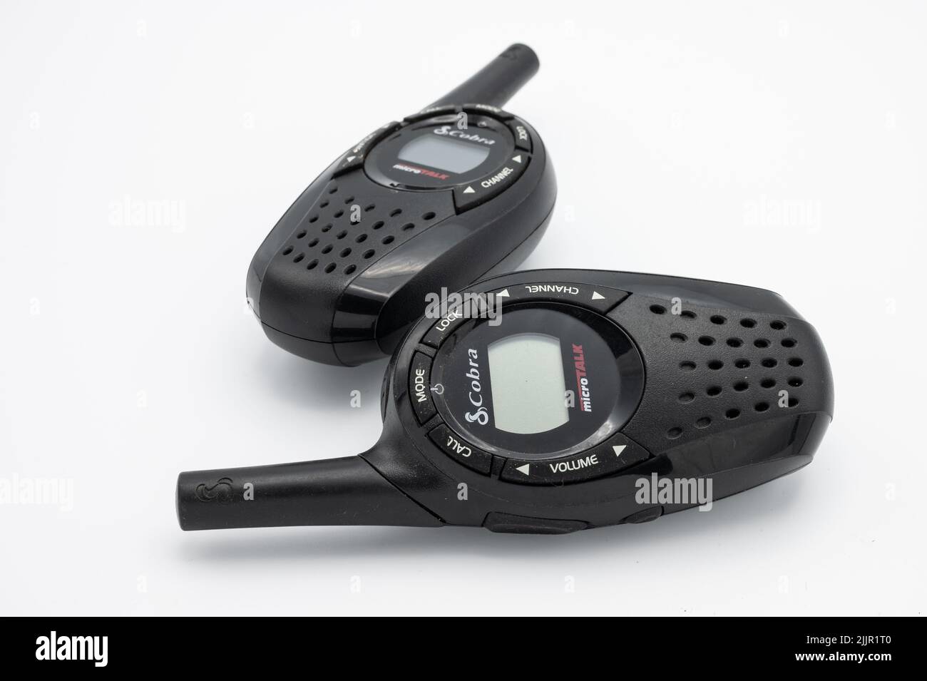 Una pratica Walkie nera si Talkie su sfondo bianco Foto Stock