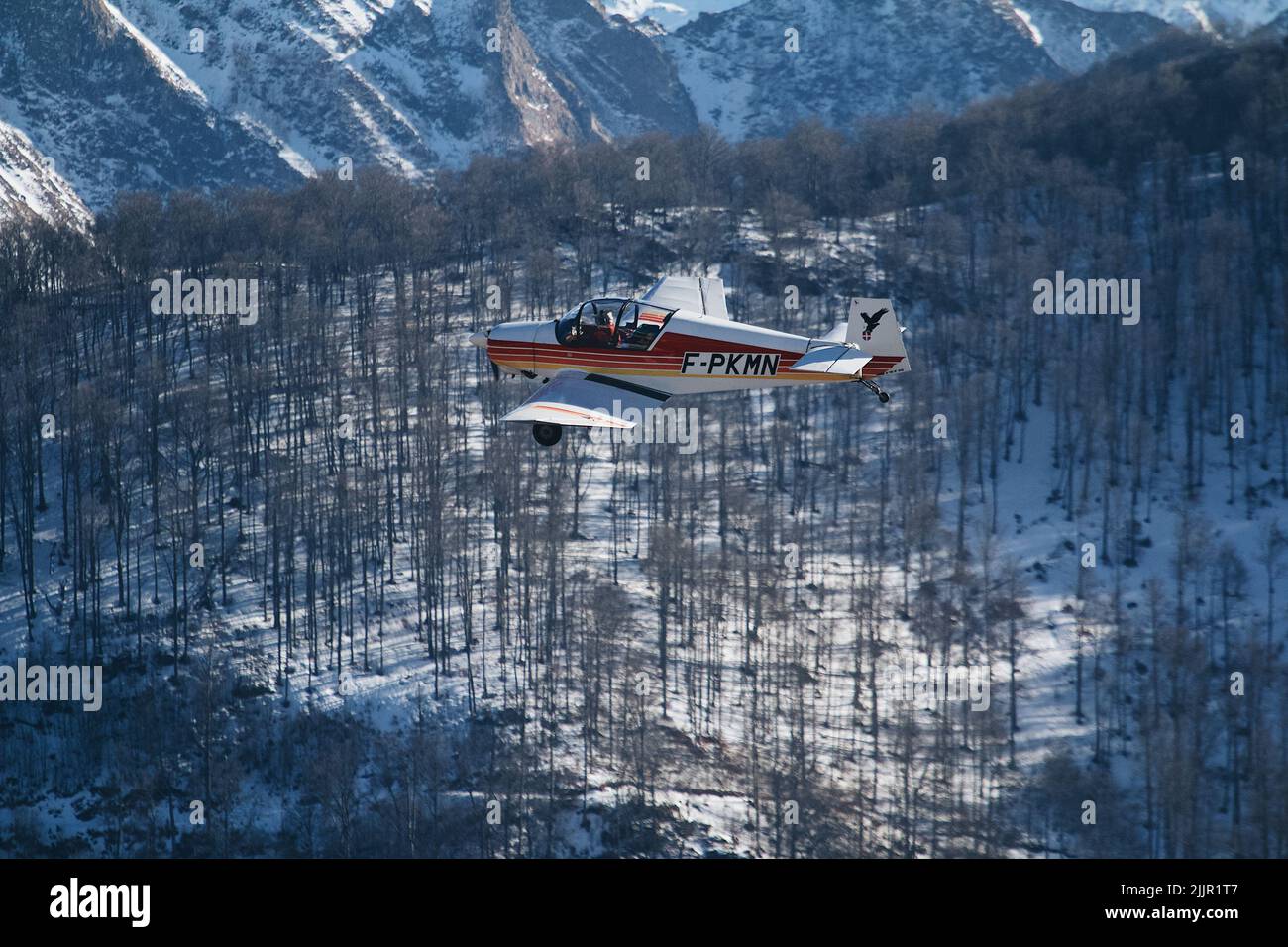 Una vista aerea di un aereo che vola su montagne innevate Foto Stock