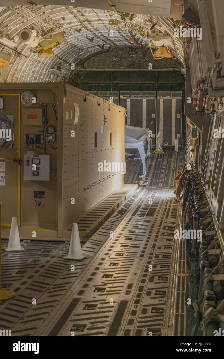 L'interno di un C-17 Globemaster con contenitore di quarantena medica Foto Stock