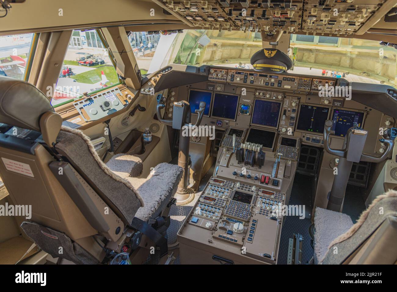 Una vista del pozzetto di un 747-8F velivolo con cappello capitano sull'avionica Foto Stock