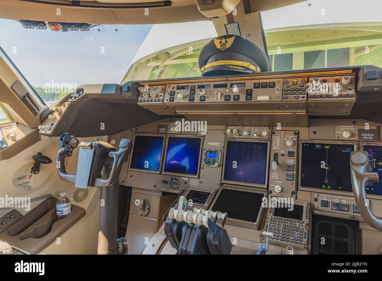 Una vista del pozzetto di un 747-8F velivolo con cappello capitano sull'avionica Foto Stock