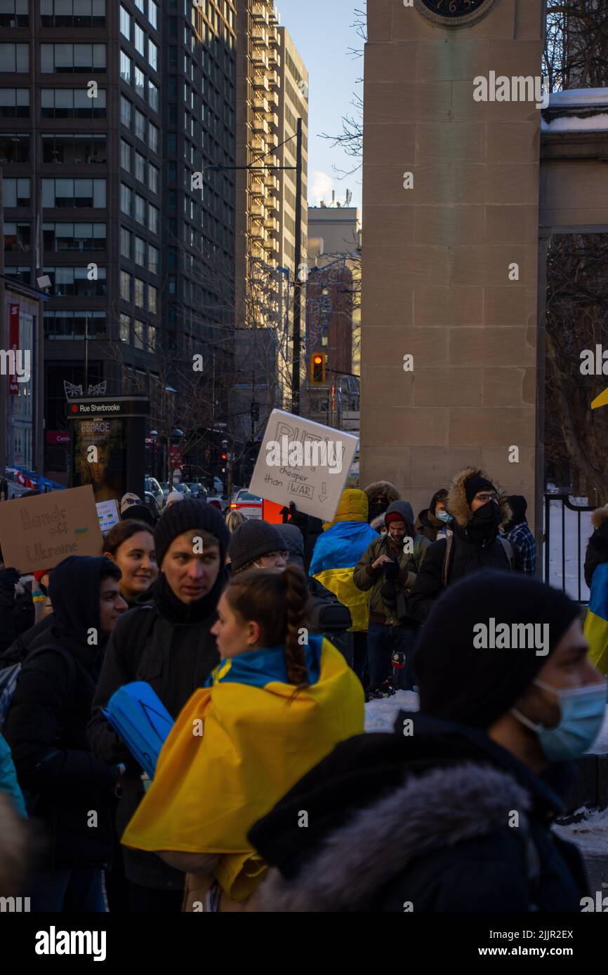 Una visione delle proteste ucraine contro la guerra a Montreal, Canada, con un sacco di persone e bandiere Foto Stock
