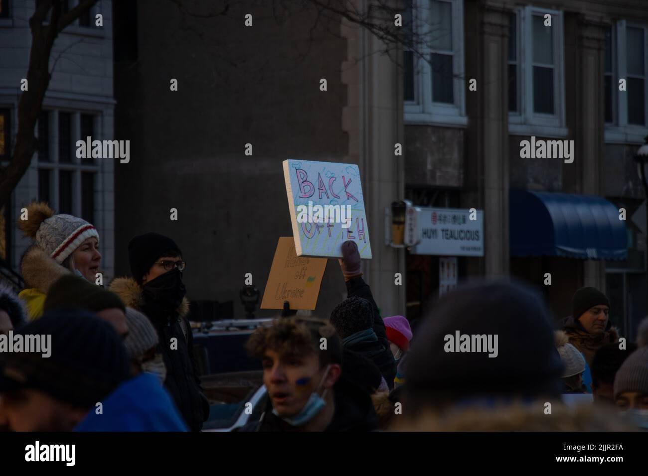 Una visione delle proteste ucraine contro la guerra a Montreal, Canada, con un sacco di persone e segni Foto Stock