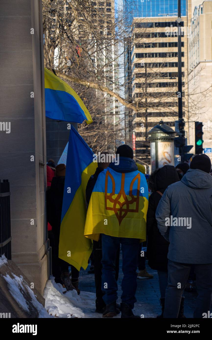 Una visione delle proteste ucraine contro la guerra a Montreal, Canada, con un sacco di persone e bandiere Foto Stock