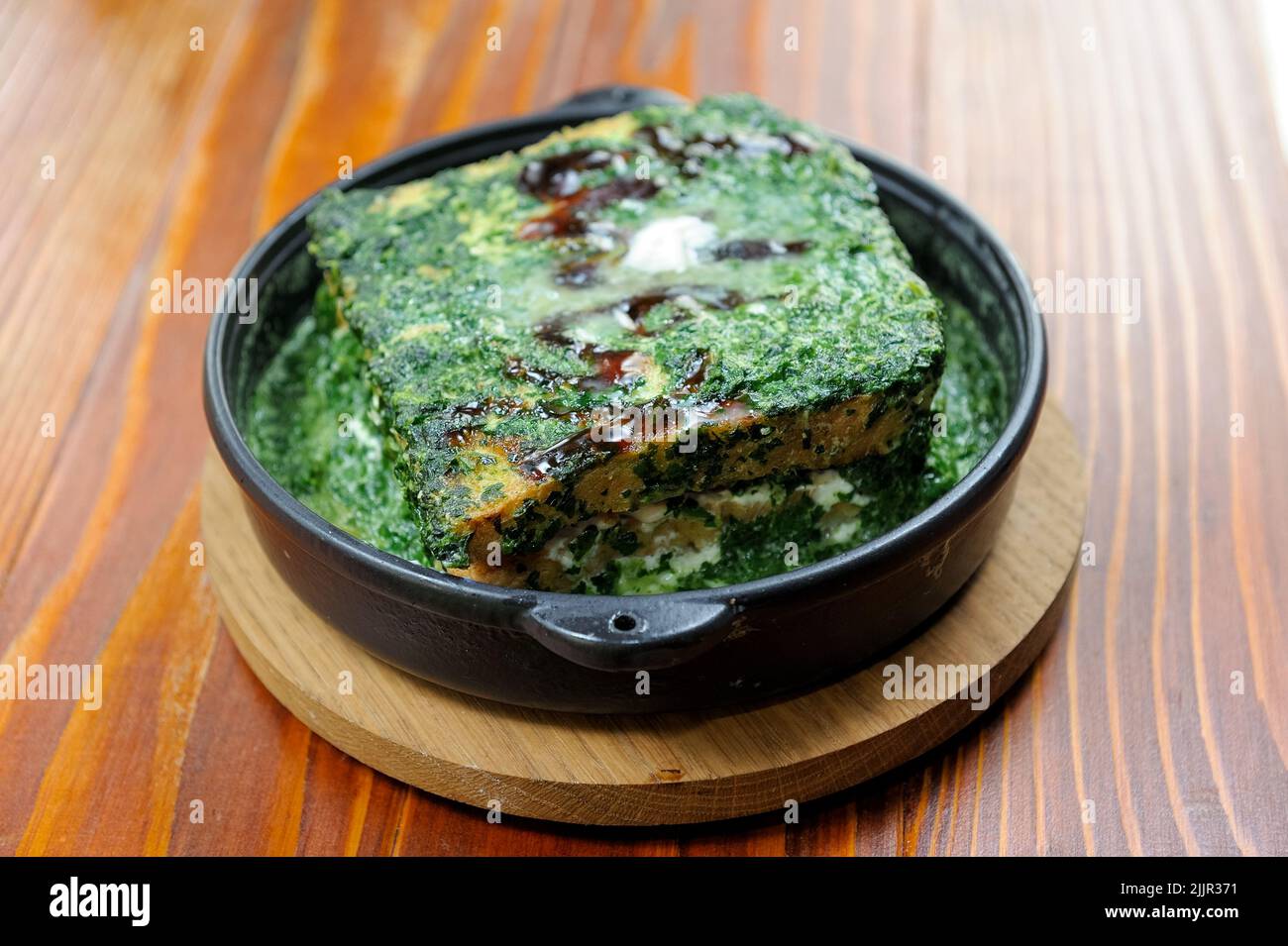 Gli spinaci, i broccoli e la zuppa di terrina al forno Foto Stock