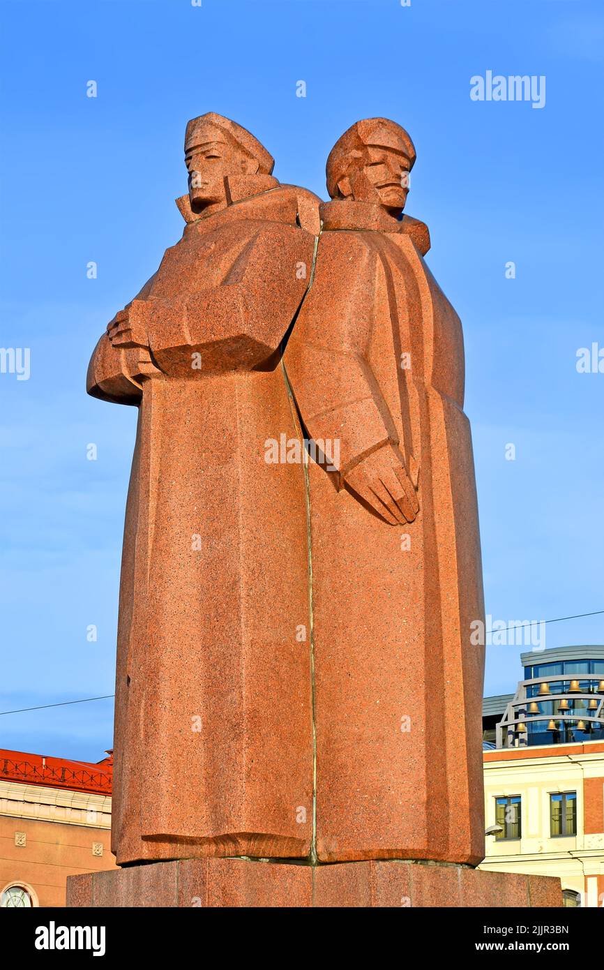 Monumento a Rriflemen lettone sul cielo blu a riga, Lettonia. Foto Stock