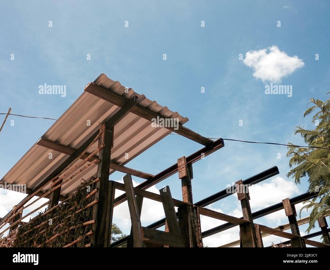 Costruzione di una casa in legno nel bosco. Costruzione della casa. Foto Stock