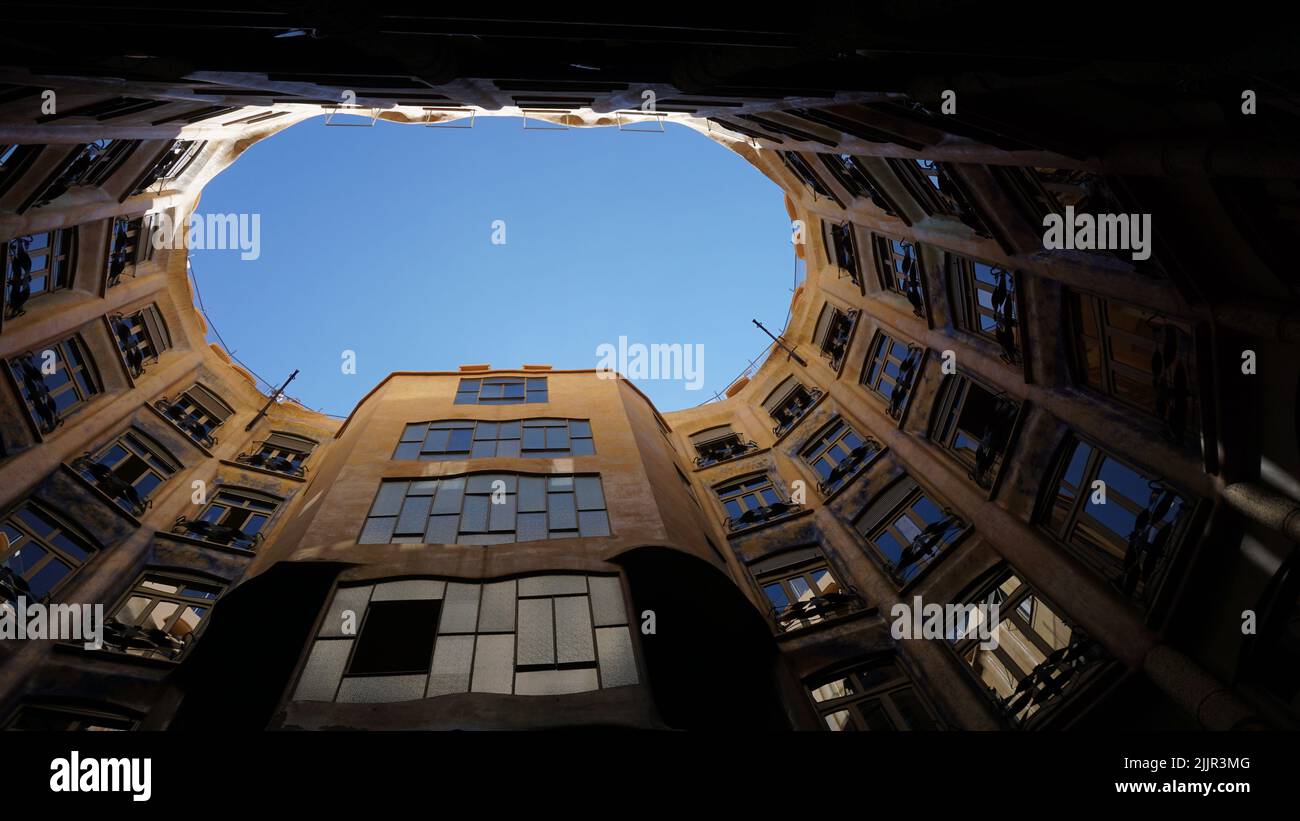 Un angolo basso di un edificio di forma ovale con vista del cielo Foto Stock