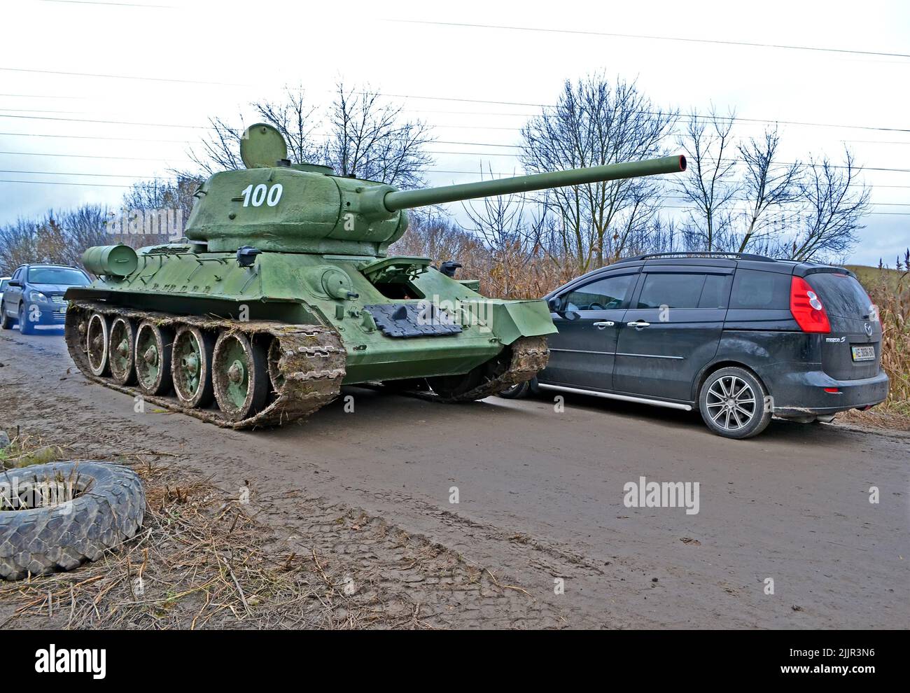 Ricostruzione militare dedicata alla liberazione della città di Kiev dalle truppe naziste durante la seconda guerra mondiale a Kiev, Ucraina. Foto Stock