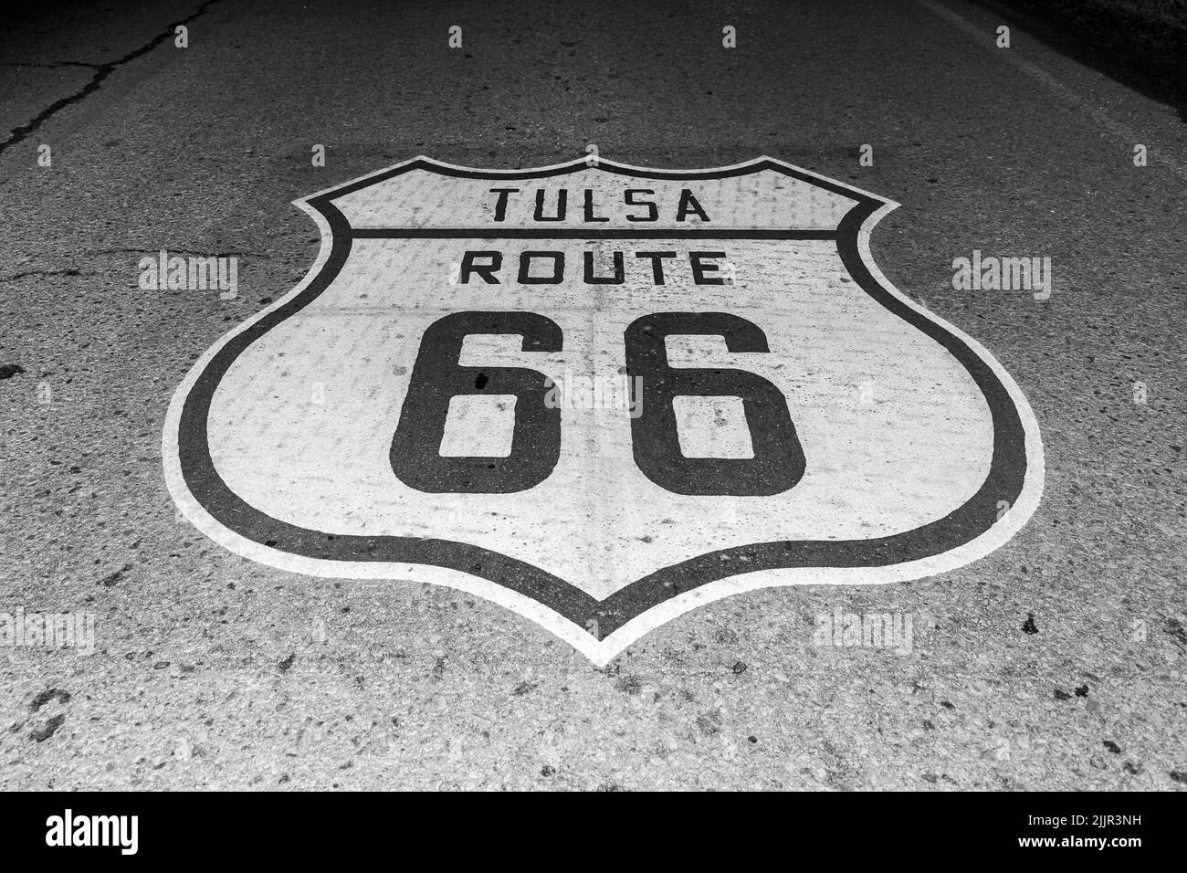 Un'immagine in scala di grigi di un marcatore stradale sulla Route 66 a Tulsa Foto Stock