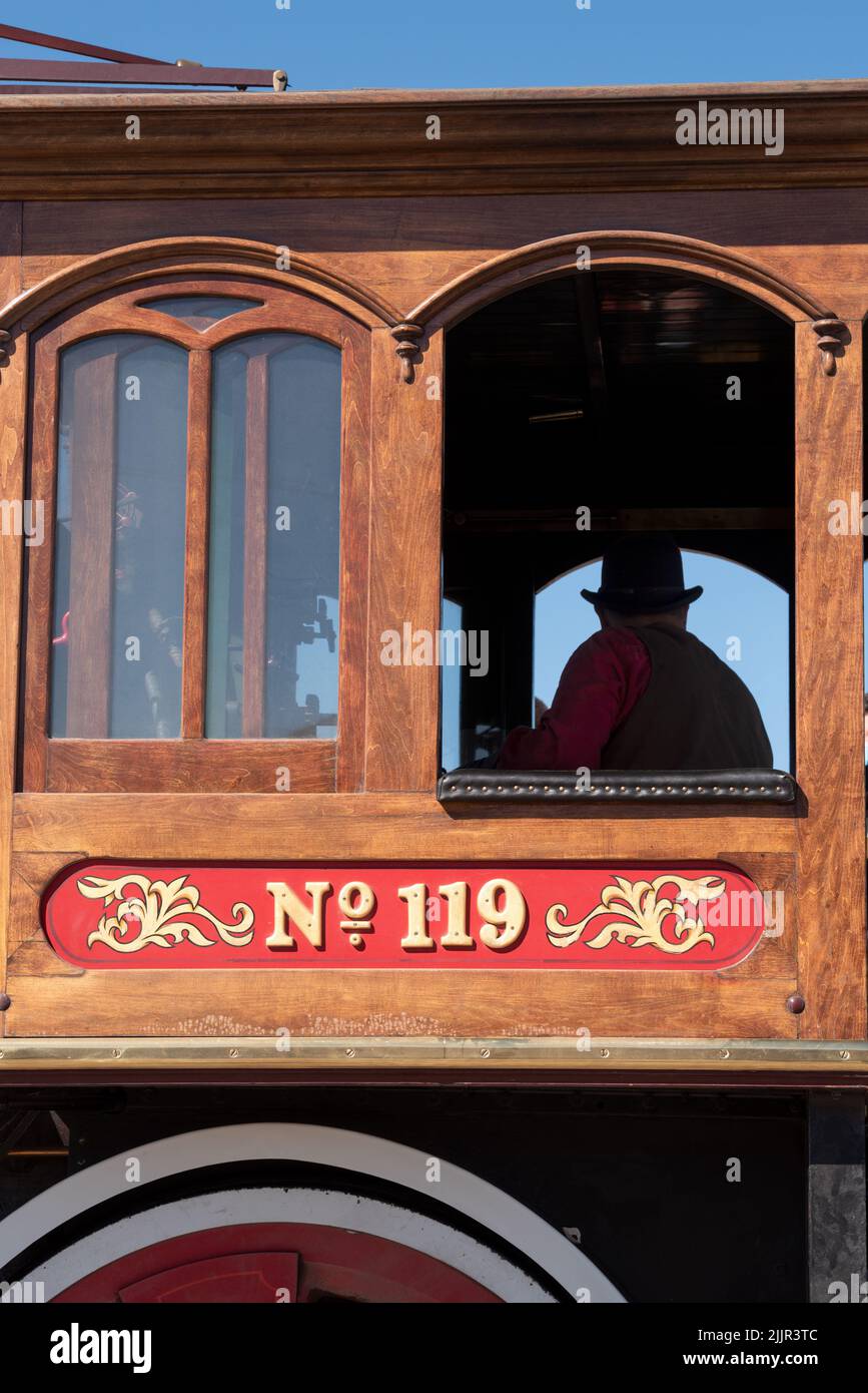 Ingegnere in cabina della locomotiva 119 durante la sessione dimostrativa al Golden Spike National Historic Park, Utah. Foto Stock
